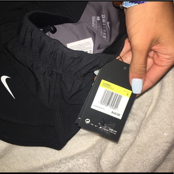 nike black shorts w grey spandex - Picture 3 of 3